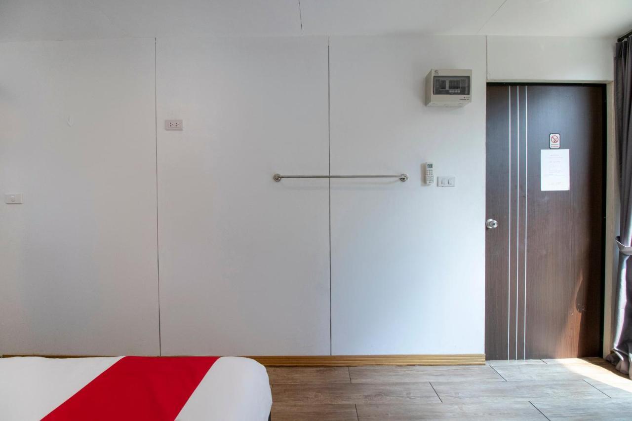 Oyo 673 Nice Sleep Box Hotel Csiangmaj Kültér fotó